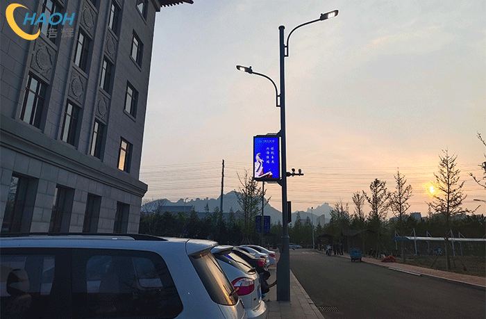 LED灯杆屏在主干道的应用：促进公路经济发展的新引擎