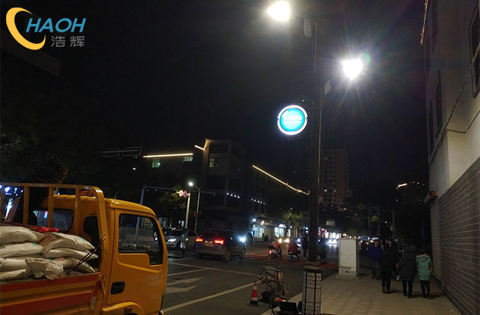 暴雨红色预警下的灯杆屏：极端天气应急