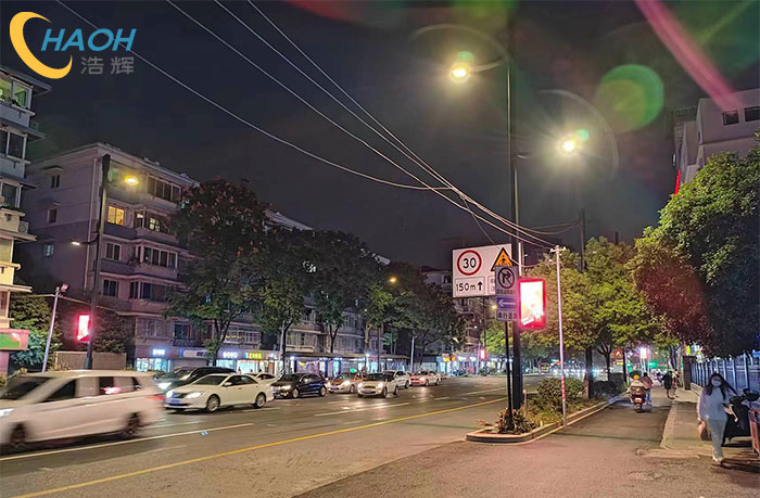 灯杆屏参战外卖之争，助推餐饮门店线上